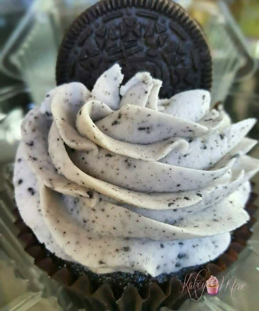Cookies & cream close-up by Kakey Mae. A speckled frosting swirl finished with a chocolate sandwich cookie.