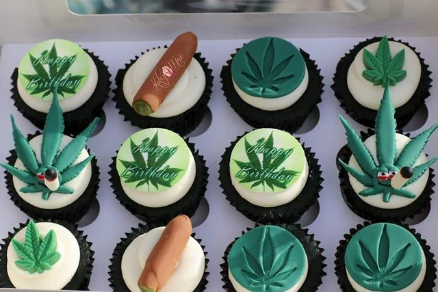 Leaf-themed cupcake set by Kakey Mae. Green leaf designs and sculpted fondant accents on individual cupcakes.