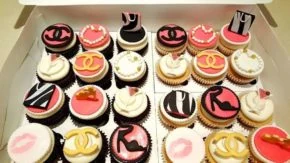 Fashion-inspired cupcakes by Kakey Mae. Fashion-inspired logos, coordinated colors, and decorative toppers in one assortment.