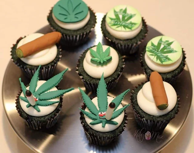 Leaf-themed party details by Kakey Mae. Sculpted leaves and playful fondant accents in a coordinated green-and-white set.